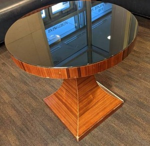 lot 16 image: Round pedestal table
