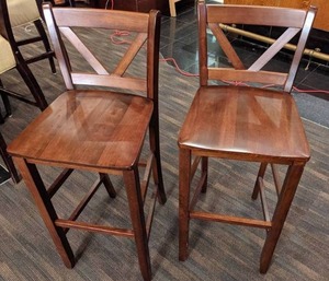 lot 21 image: Set of 2 Counter Height Chairs 