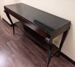 lot 106 image: Beautiful Entrance Table with Glass Top