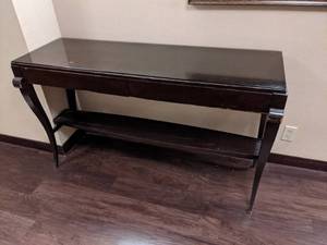 lot 168 image: Beautiful Entrance Table w Glass Top
