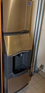 lot 8 image: Manitowoc Ice Machine