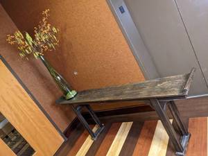 lot 179 image: Beautiful Entrance Table with Attached Vase
