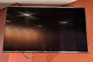 lot 32 image: Flat Screen 43 LG TV with Wall Mount
