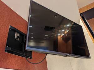 lot 36 image: Flat Screen 43 LG TV with Wall Mount