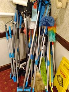 lot 747 image: Collection of Cleaning Tools