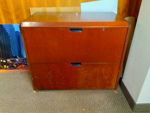 lot 781 image: Wooden 2-Drawer Filing Cabinet with Office Supplies