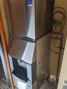 lot 2 image: Manitowoc Ice Machine