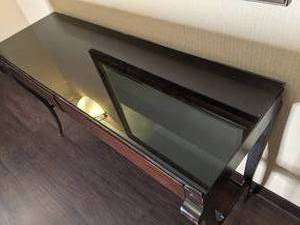 lot 114 image: Beautiful Entrance Table w Glass Top