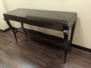 lot 124 image: Beautiful Entrance Table