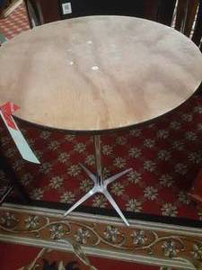 lot 652 image: Round Pedestal Table