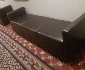 lot 690 image: Elegant 3-Seat Leather Bench