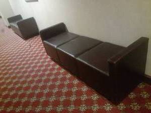 lot 691 image: Classic 3-Seat Leather Bench