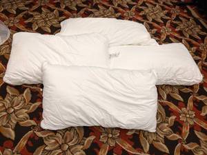 lot 479 image: Lot of 4 White Standard Bed Pillows