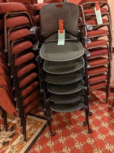 lot 611 image: Lot of 6 Stackable Rolling Conference Chairs with Arms