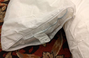 lot 465 image: Lot of 4 White Standard Bed Pillows