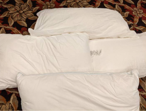 lot 511 image: Lot of 4 White Standard Bed Pillows