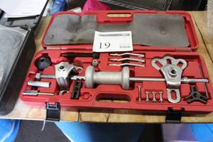 lot 19 image: 9-Way Slide Hammer Set  with Plastic Case