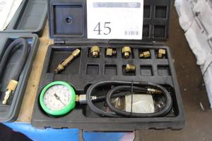 lot 45 image: Snap-on MT37A Oil Pressure Gauge Set  with Plastic Case PB133