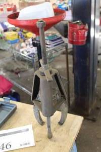 lot 46 image: Puller