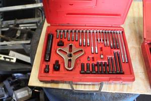 lot 49 image: Snap-on Bolt-Grip Puller Set  with Plastic Case PB54A