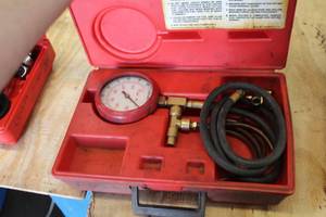 lot 52 image: Snap-on Fuel Injector Pressure Gauge Set  with Plastic Case PB49