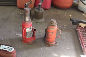 lot 93 image: Lot of (2) Bottle Jacks