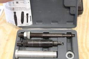 lot 72 image: Lisle Ford Triton 3-valve Broken Spark Plug Remover Kit  with Plastic Case