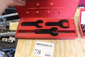 lot 78 image: Pneumatic Fan Clutch Wrench Set  with Plastic Case