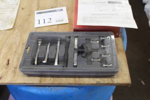 lot 112 image: Napa Evercraft 2-3 Jaw Reversible Puller Kit 8-way