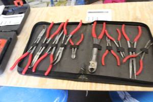 lot 114 image: Mac Tools Needle Nose Plier Set 10-piece  with Soft Case