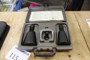 lot 115 image: Pitman Arm Puller  with Plastic Case