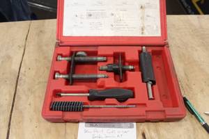 lot 121 image: Blue-Point GM W-Car Brake Service Kit  with Plastic Case