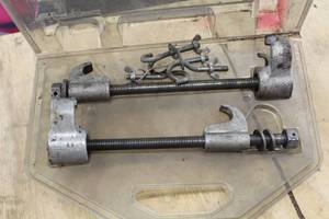 lot 140 image: Puller  with Plastic Case