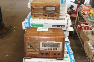 lot 170 image: Lot of (2) Vintage Radios  - Philco