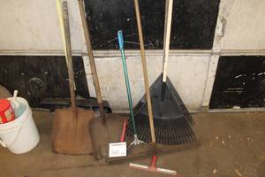 lot 163 image: Lot of Yard Tools  - Flat Shovels, Snow Shovel, Leaf Rakes, Squegee, Roof Rake