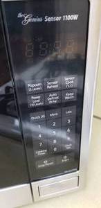 lot 66 image: Panasonic Genius Sensor Microwave 1100W