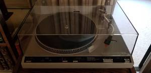 lot 21 image: Vintage Technics Servo Turntable Model SL-235 with box