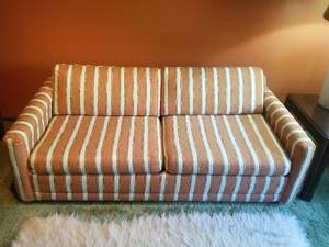 lot 44 image: Simmons Hide-A-Bed Sofa
