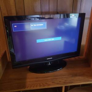 lot 32 image: 32 Samsung LEDHD TV Television