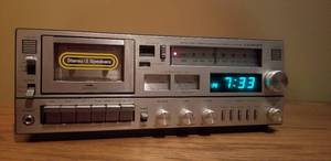 lot 68 image: Vintage Retro Lloyds AMFM Clock Radio Model J245