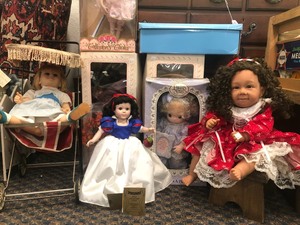 Large Lot of Collector &amp Vintage Dolls