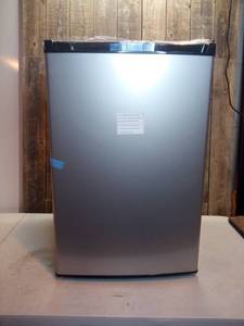lot 114 image: Frigidaire - 4.5 Cu. Ft. Mini Fridge with Top Freezer - Silver