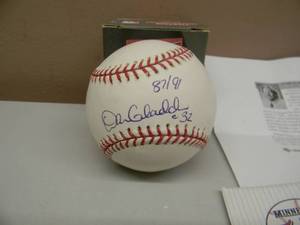 lot 7 image: DAN GLADDEN MINNESOTA TWINS SIGNED BASEBALL - 2 TIME MN TWINS WORLD SERIES CHAMP - SIGNED 87 & 91 #32 - IN BOX - NICE - GREAT PIECE - SEE PICTURES
