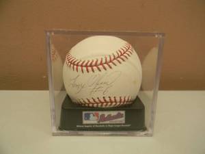 lot 8 image: TONY OLIVA #6 SIGNED BASEBALL - MINNESOTA TWINS GREAT - NICE - IN CASE - GREAT PIECE - SEE PICTURES