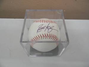 lot 36 image: MINNESOTA TWINS Rick Aguilera SIGNED BASEBALL - Aguilera was inducted into the Minnesota Twins Hall of Fame in 2008 - IN CASE - GREAT PIECE - SEE PICTURES