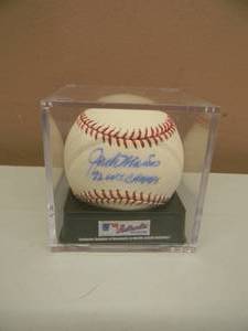 lot 38 image: MINNESOTA TWINS Jack Morris SIGNED BASEBALL 92 W.S Champs - Morris was inducted into the BASEBALL Hall of Fame in 2018 - IN CASE - GREAT PIECE - SEE PICTURES