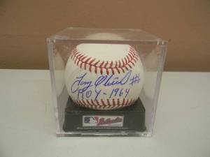 lot 40 image: MINNESOTA TWINS Tony Oliva SIGNED BASEBALL ROY 1964 #6 - Oliva was inducted into the MINNESOTA TWINS Hall of Fame in 2000 - IN CASE - GREAT PIECE - SEE PICTURES