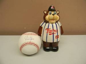 lot 64 image: MINNESOTA TWINS Denard Span SIGNED BASEBALL WSIGNED Denard Span Twins Bear Ceramic Coin Bank - GREAT SET - SEE PICTURES