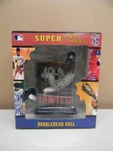 lot 68 image: MINNESOTA TWINS Torii Hunter SUPER SPORTS HEROES BOBBLEHEAD FIGURE - NICE - IN BOX - SEE PICTURES