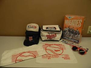 lot 76 image: Minnesota Twins 1987 & 1991 WORLD SERIES COLLECTION - SOME NICE PIECES - SEE PICTURES